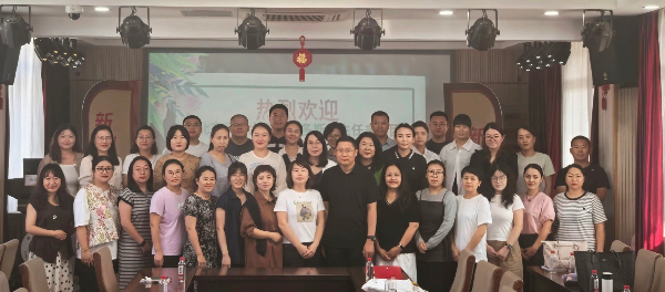 薪光校园|鄂尔多斯德育工作者骨干班主任上海跟岗研修团队来校研讨交流